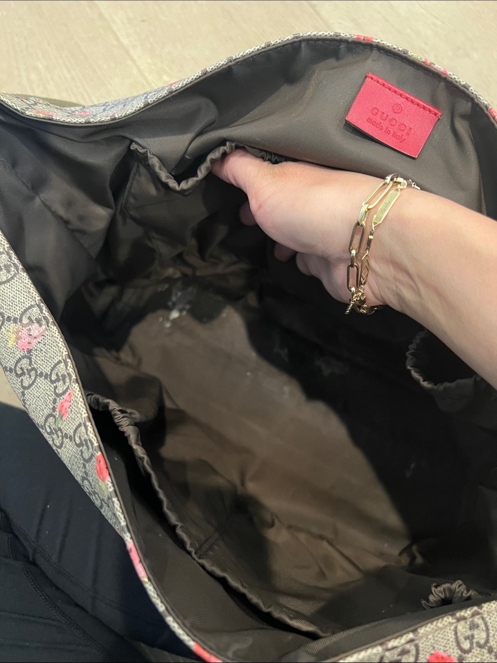 Gucci GG Supreme Diaper Bag with Strawberry Motif - Limited Edition - Picture 14 of 16